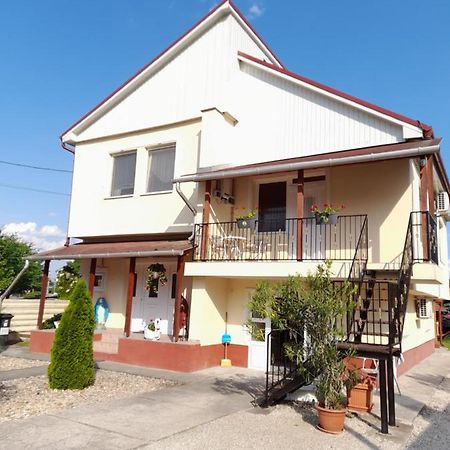 Napsugar Vendeghaz Apartment Tiszaújváros Exterior foto