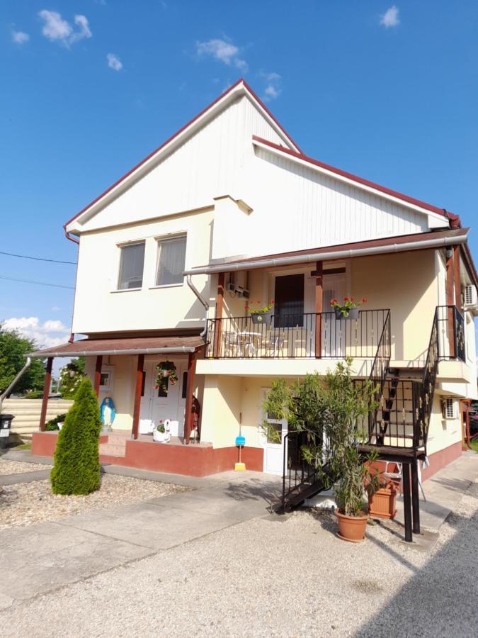 Napsugar Vendeghaz Apartment Tiszaújváros Exterior foto